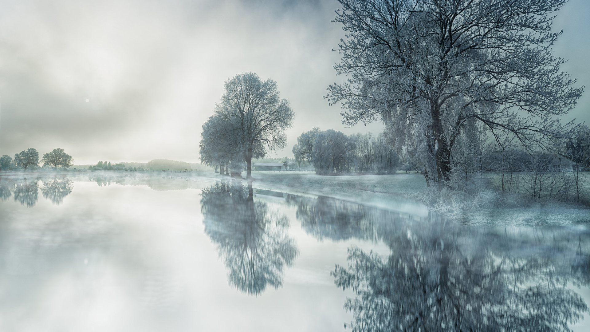 ['冬天 雪景 湖水 树林 倒影 自然风景 高清桌面壁纸']