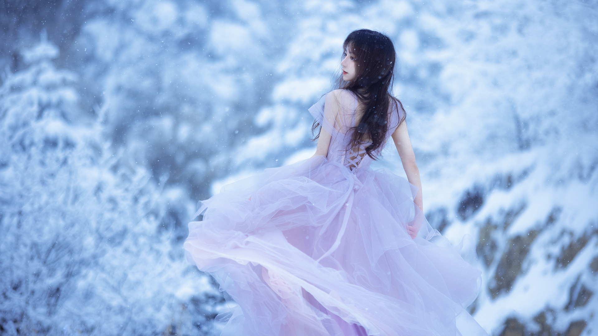 ['雪景 唯美 紫色连衣裙 美女背影 高清壁纸']