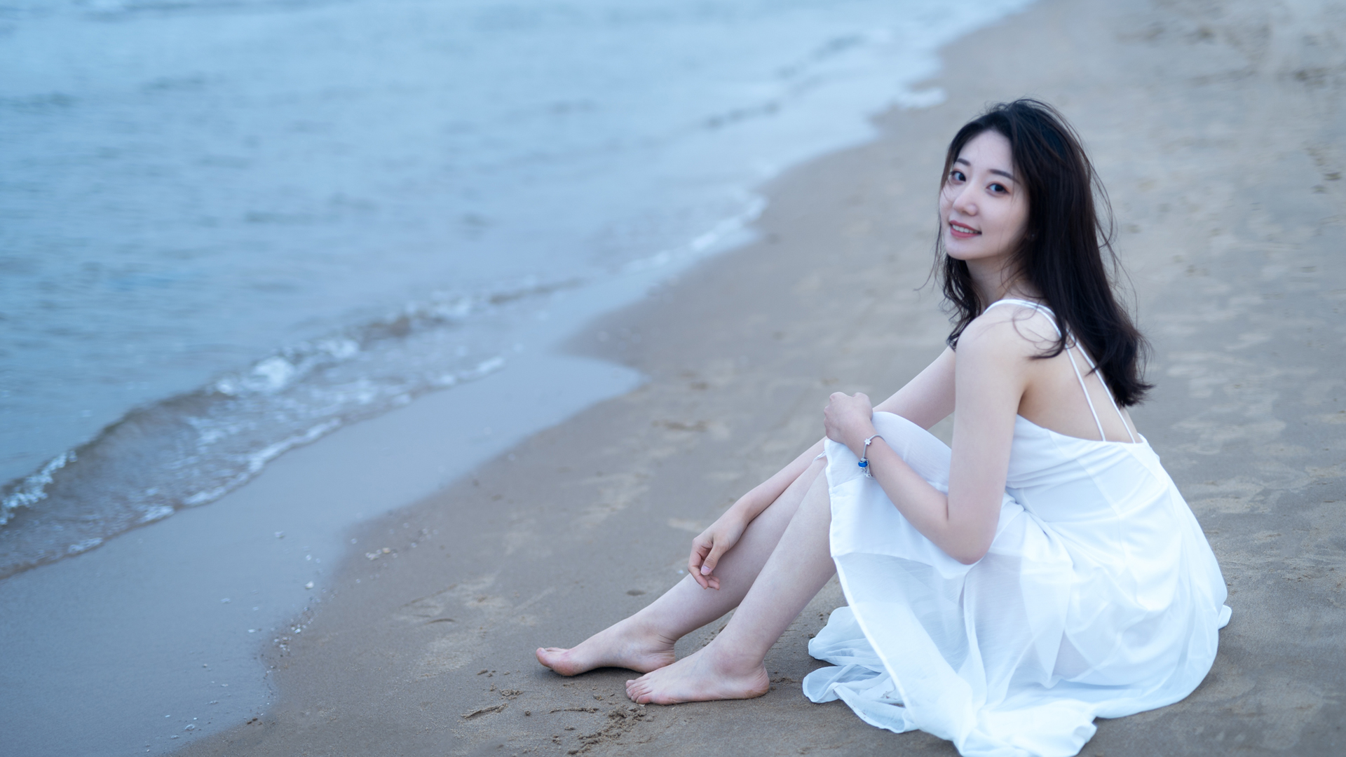 ['海边 沙滩 美女 白色裙子 壁纸']