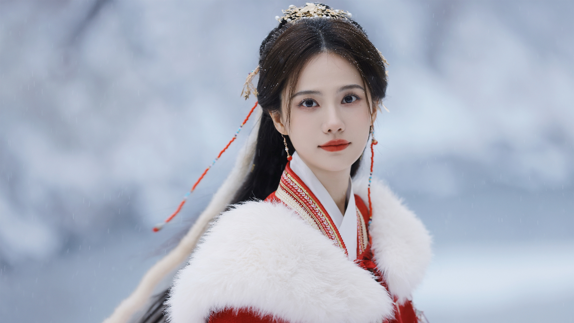['姜佩瑶 壁纸 高清写真 性感演员 白月光女神 网球场时尚']