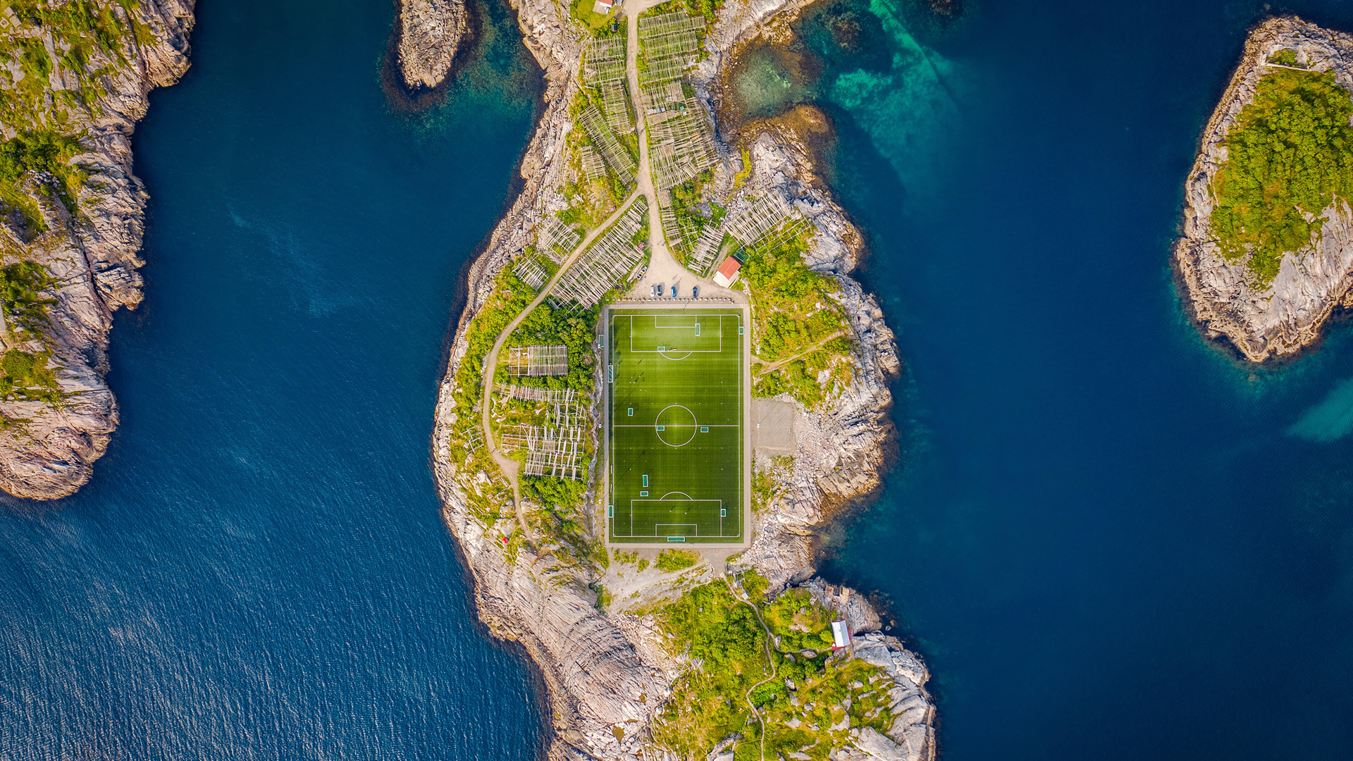 ['挪威罗弗敦群岛 亨宁斯瓦尔足球场 海边峡湾 高清风景壁纸']