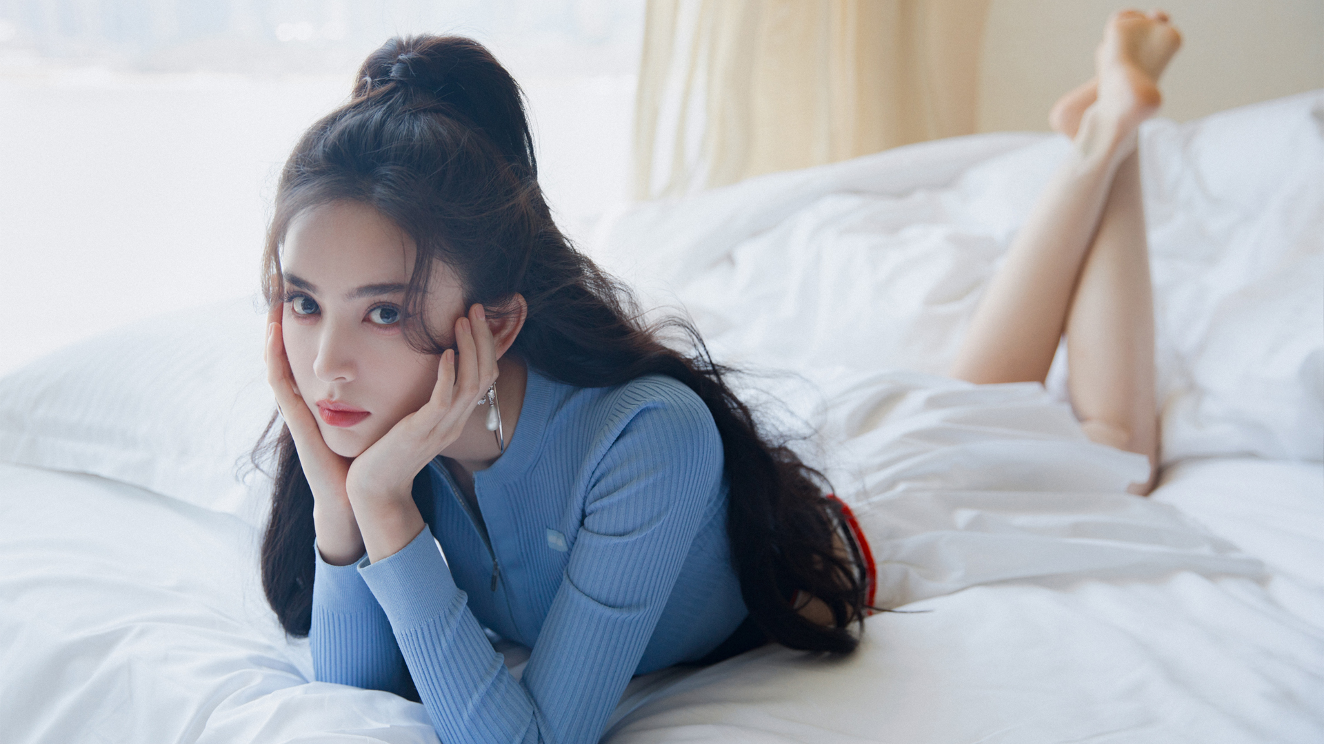 ['古力娜扎 蓝色衣服 白色裙子 4k美女壁纸']