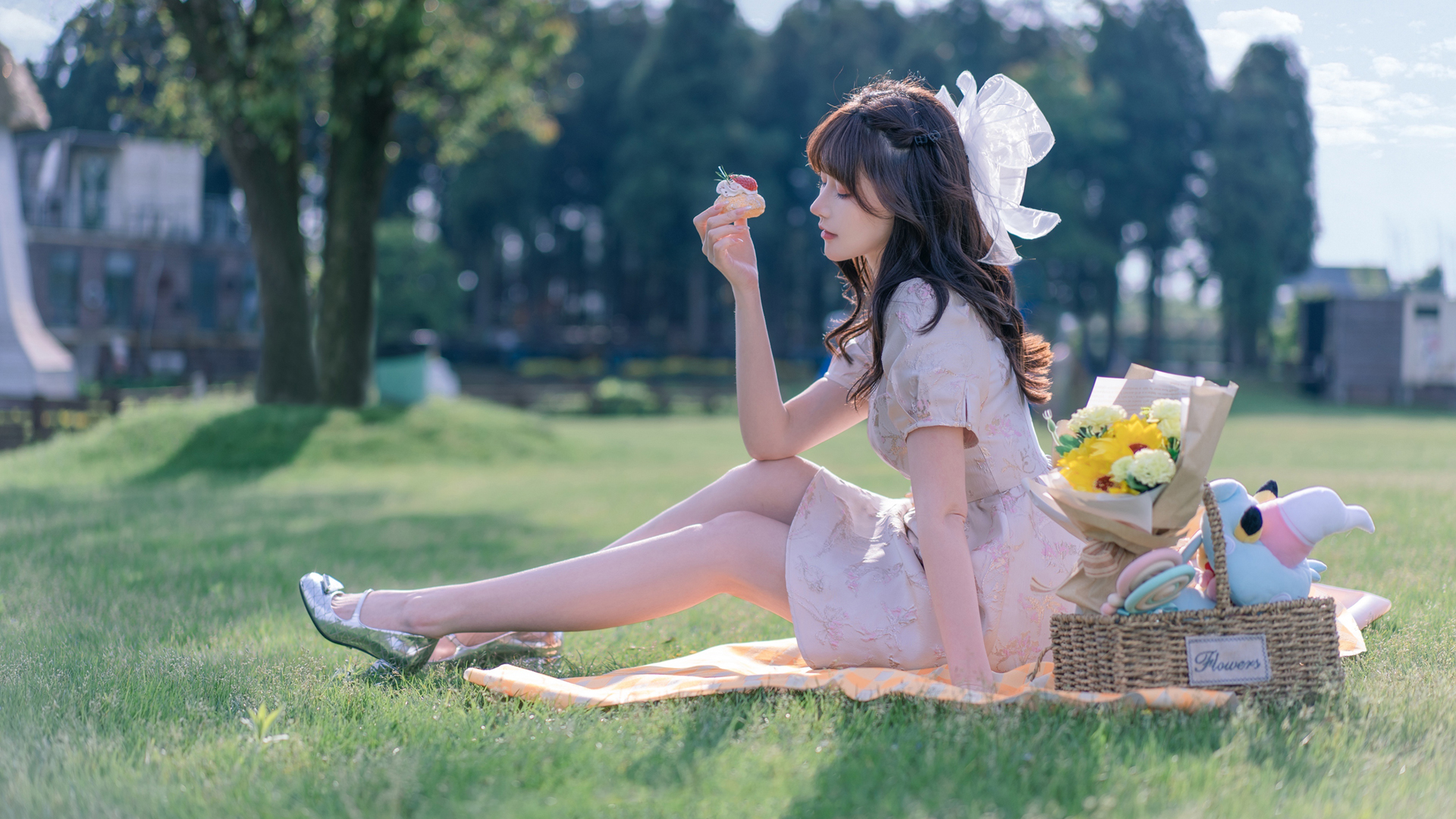 ['阳光 草地 旗袍 美女 4k壁纸 写真合集']