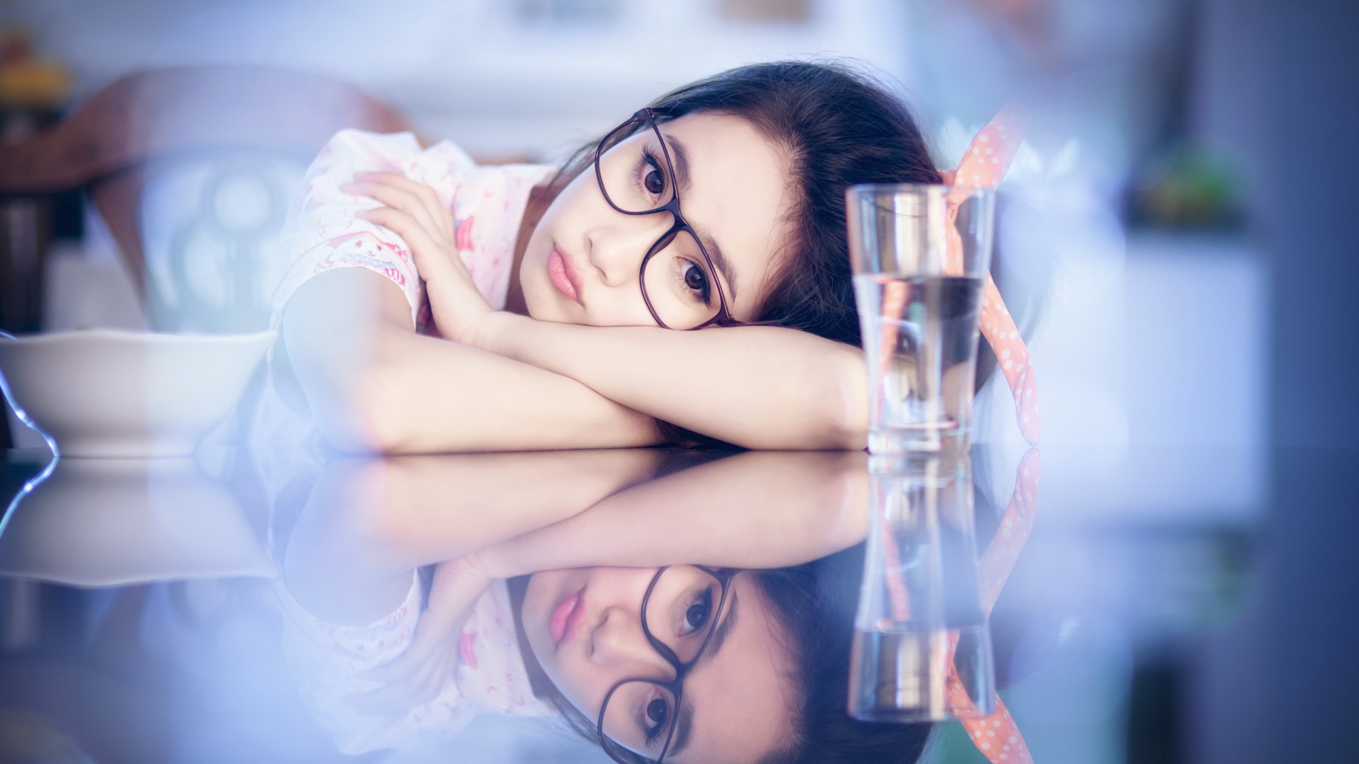 ['可爱美女 喝水 白开水 桌子 高清壁纸']