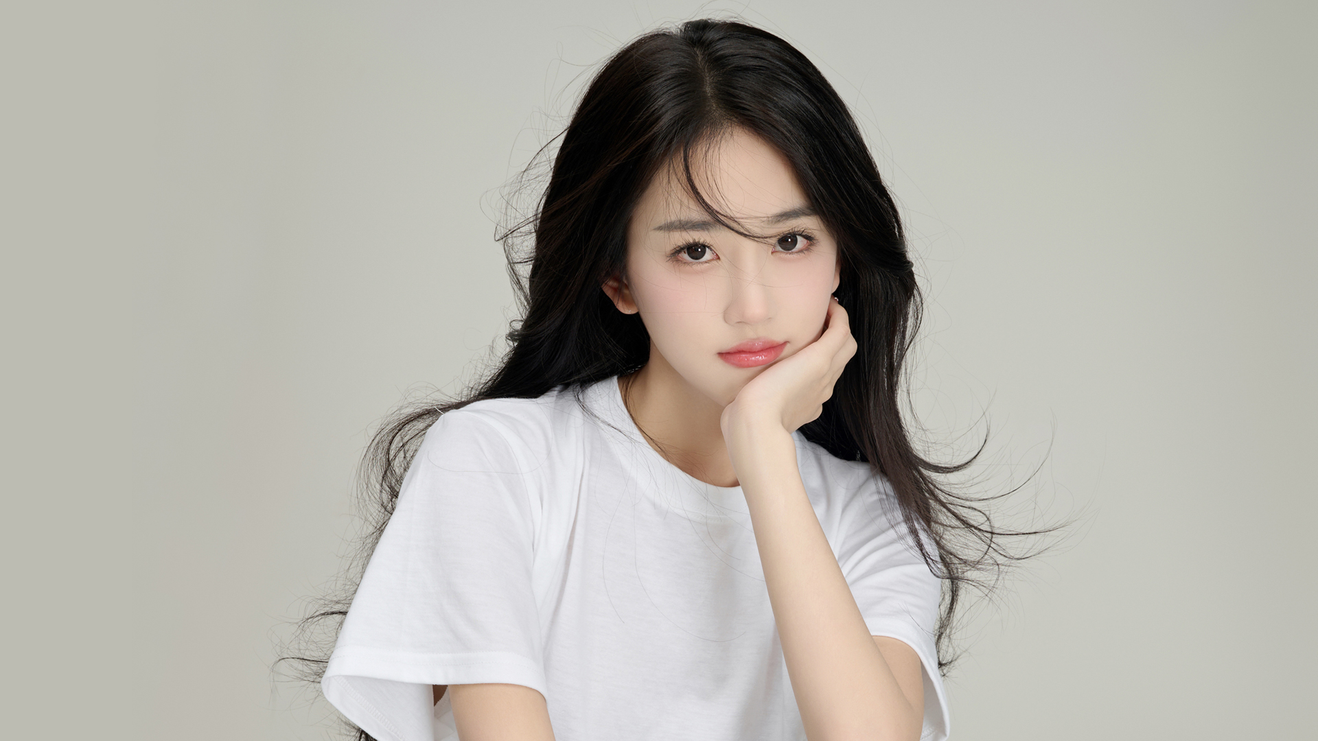 ['一手托腮 清纯可爱 美女潘敏 高清壁纸']