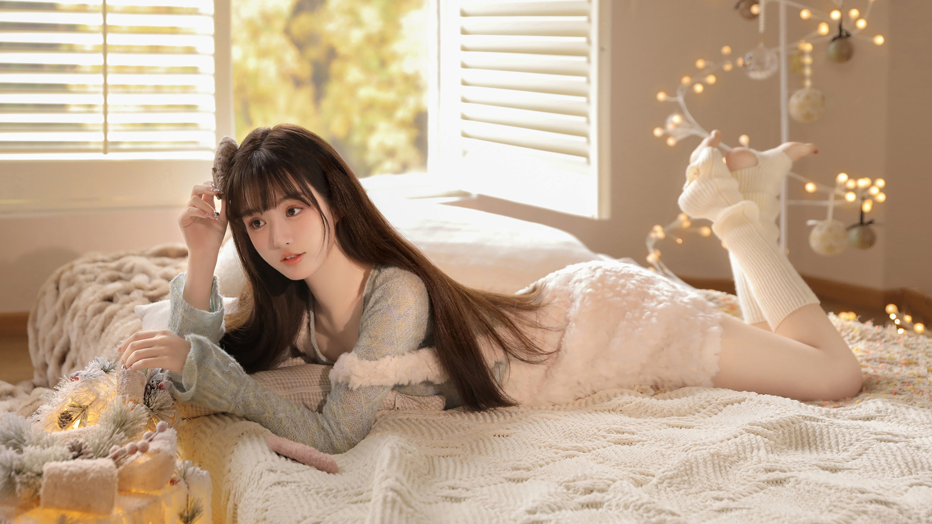['圣诞节 清纯长发美女 毛衣袜子 温馨桌面壁纸']