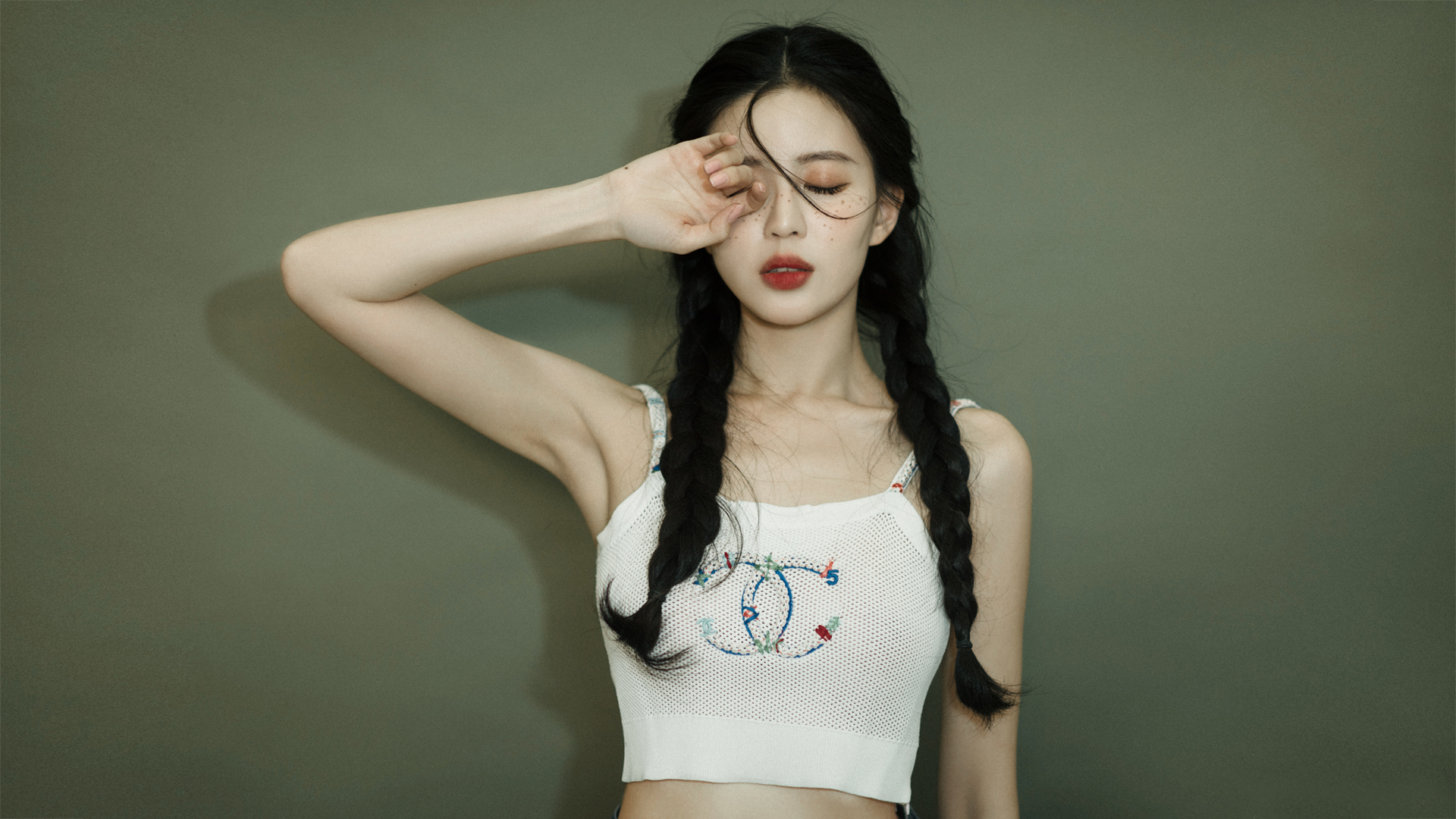 ['闭眼美女 唯美可爱 温馨高清桌面壁纸背景图']