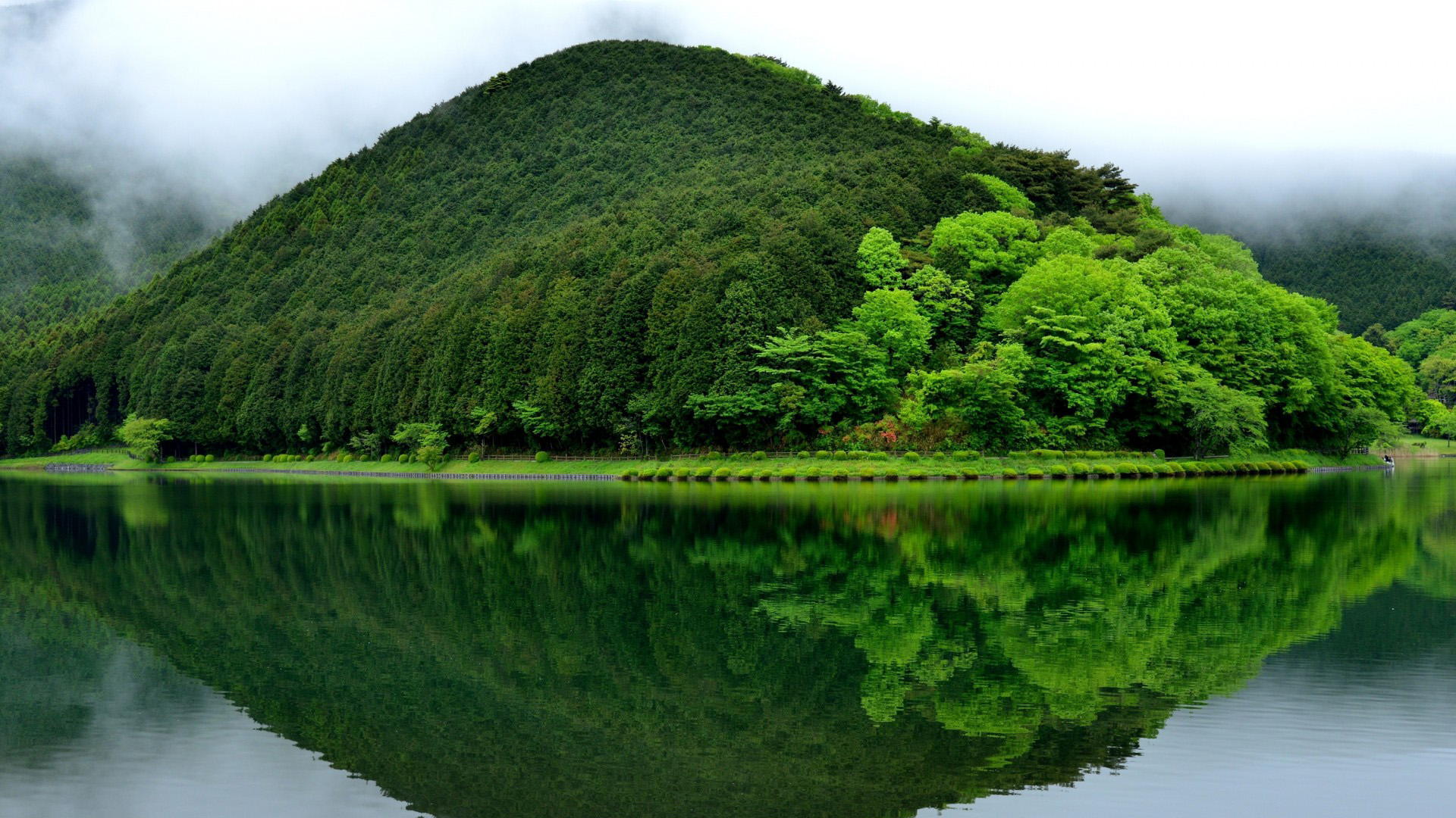 ['湖山水风景 绿色树木 自然风景桌面壁纸高清']