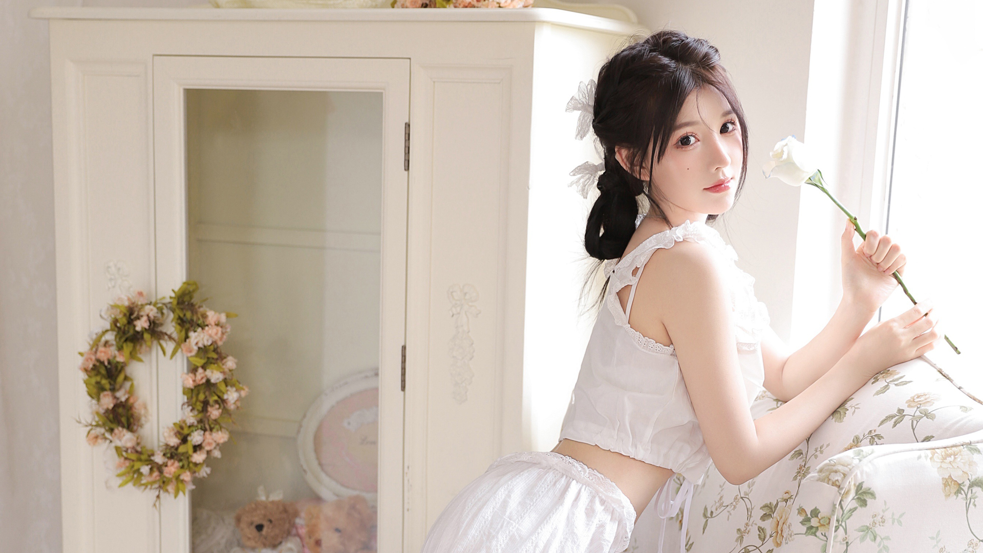['清新居家美女 白色睡衣 苗条身材 4K壁纸']