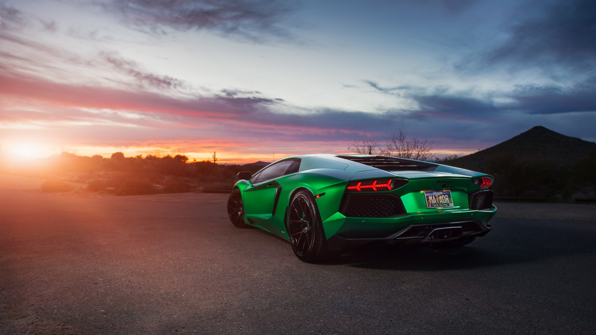 ['兰博基尼Aventador 绿色跑车 电脑壁纸']