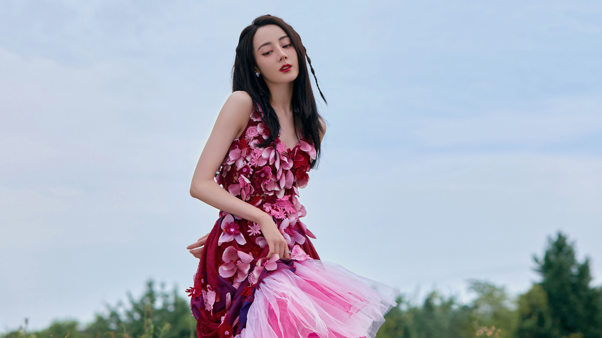 ['迪丽热巴 粉裙写真 高清壁纸 花瓣元素 美女']