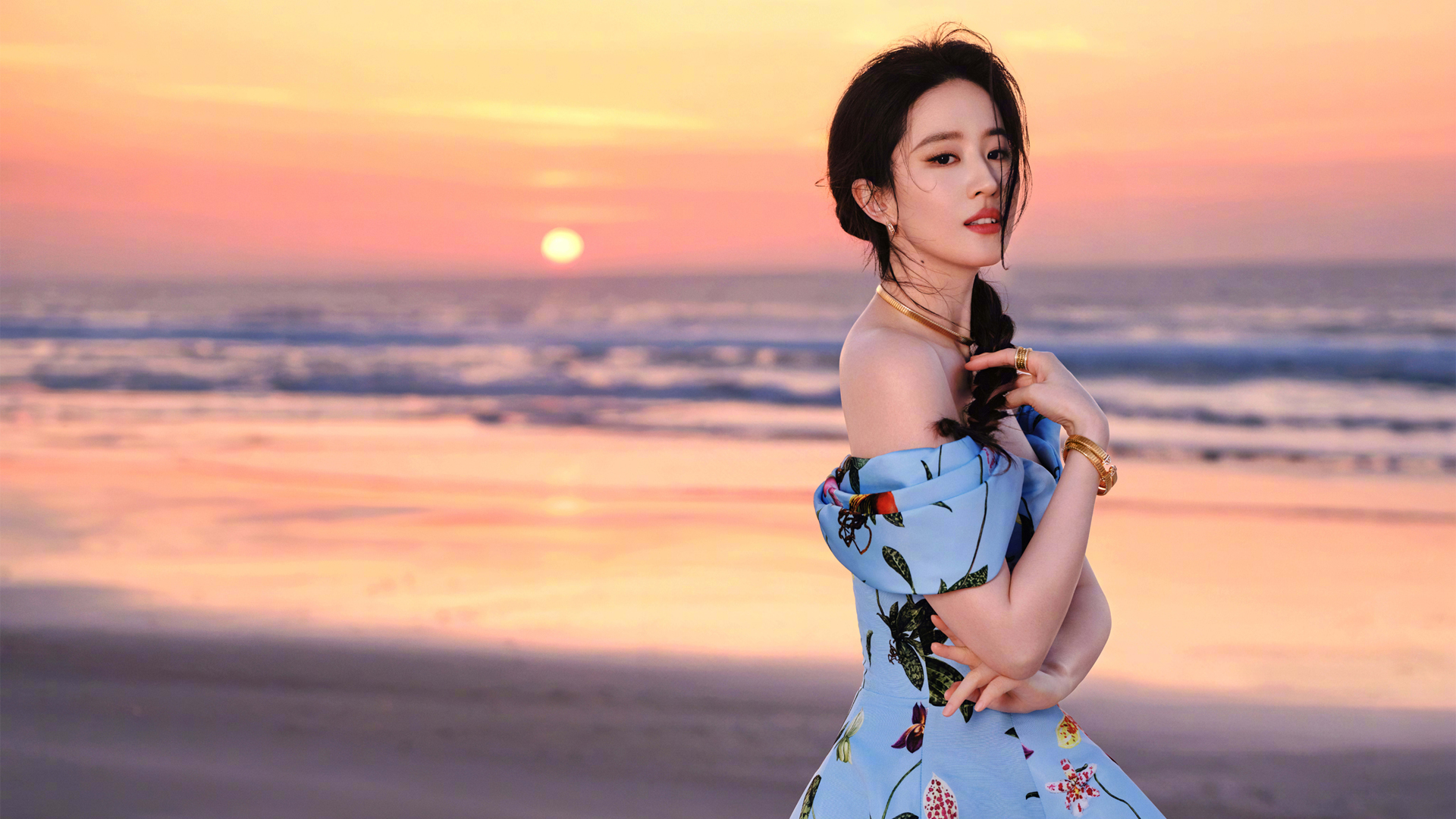 ['刘亦菲 阿布扎比 海滩美照 桌面壁纸 美女高清']