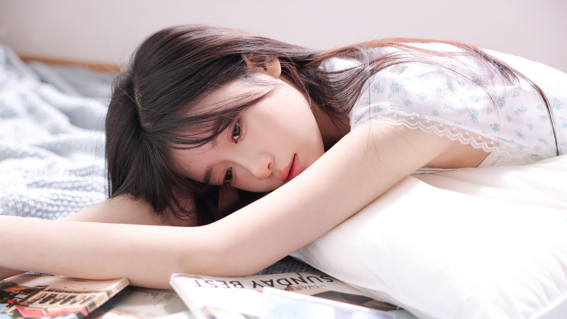 ['清纯美女居家看书电脑壁纸 高清桌面下载']