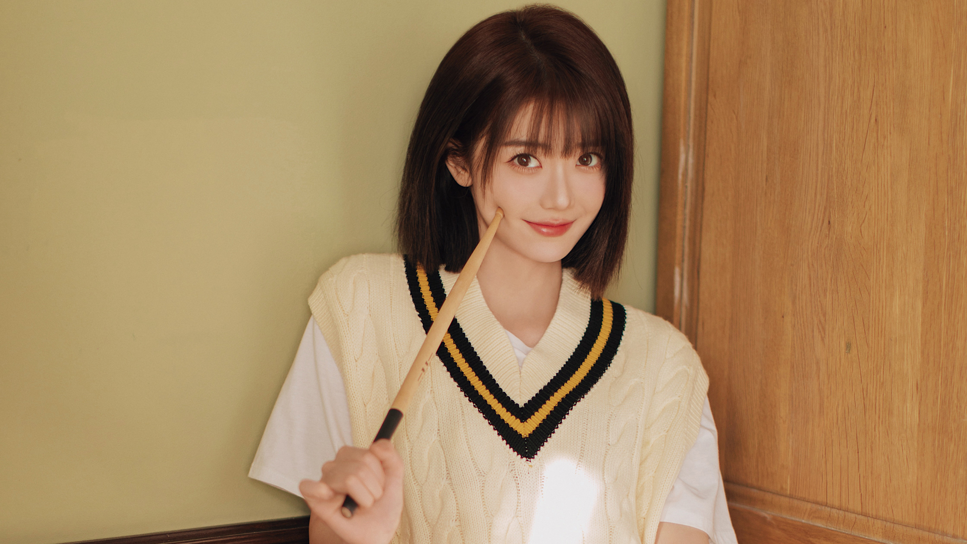 ['短发美女 白色毛衣 可爱 美女壁纸']