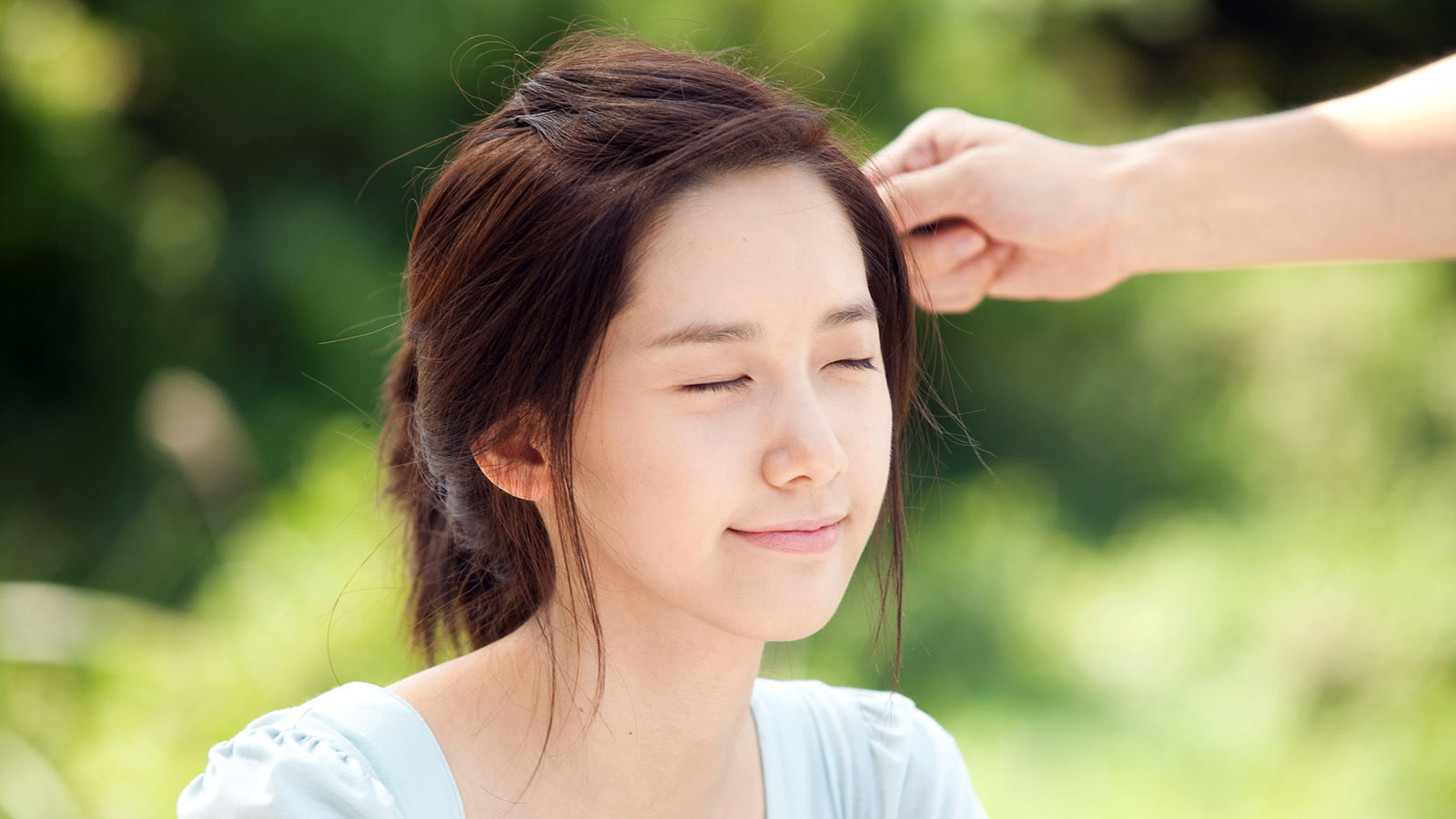 ['闭眼美女 高清壁纸 4K壁纸 唯美壁纸 清新壁纸 手机壁纸 电脑桌面壁纸']