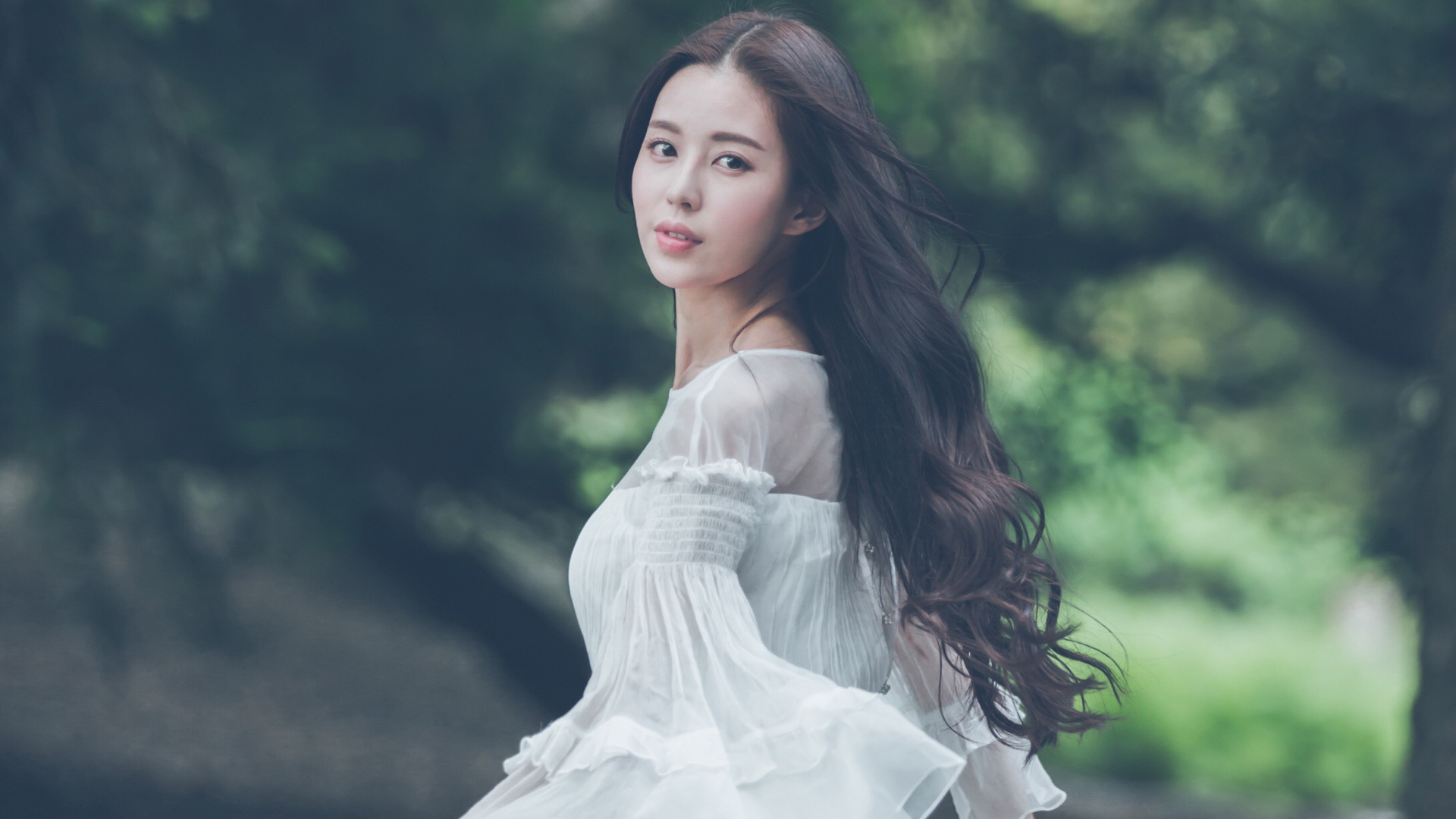 ['森林 长发 美女 温心 桌面壁纸']