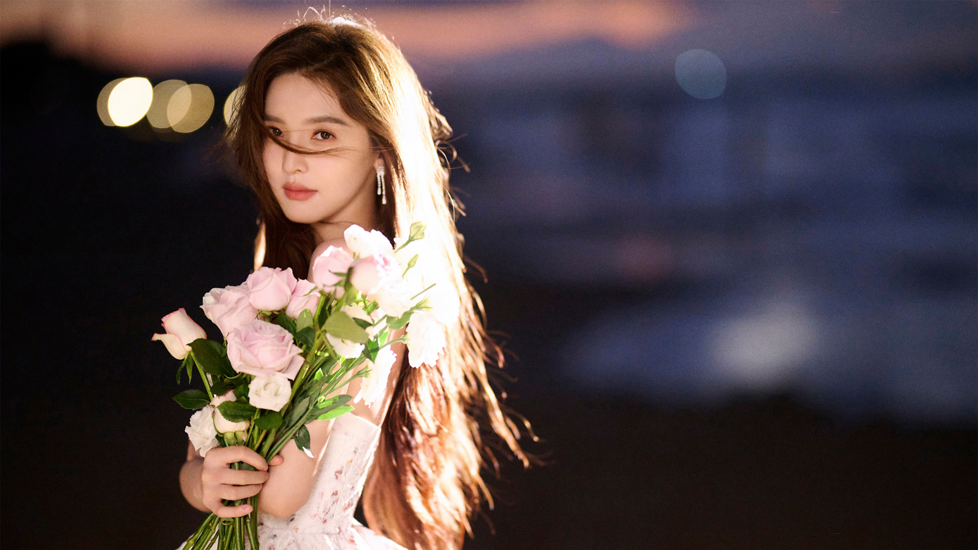 ['章若楠 粉色玫瑰 鲜花 4K高清 美女壁纸 绝美写真']
