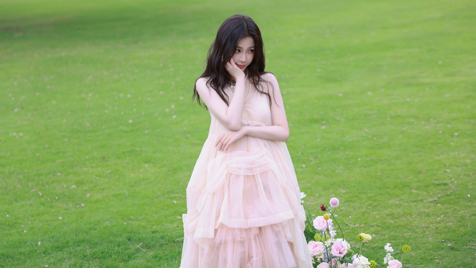 ['绿色草地 鲜花 美女虞书欣 桌面壁纸']