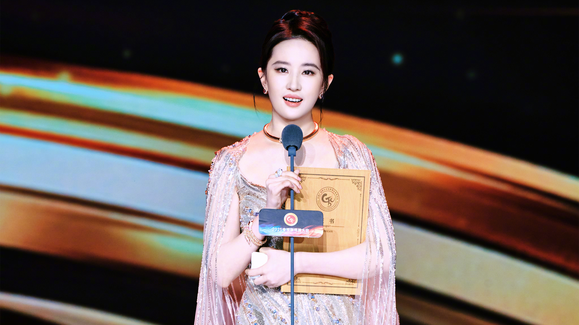 ['刘亦菲 领奖现场高清图 壁纸推荐 2025年年度女主角鎏金人鱼造型手抖真实反应', '刘亦菲 领奖现场高清图 壁纸推荐 2025年年度女主角鎏金人鱼造型手抖真实反应']