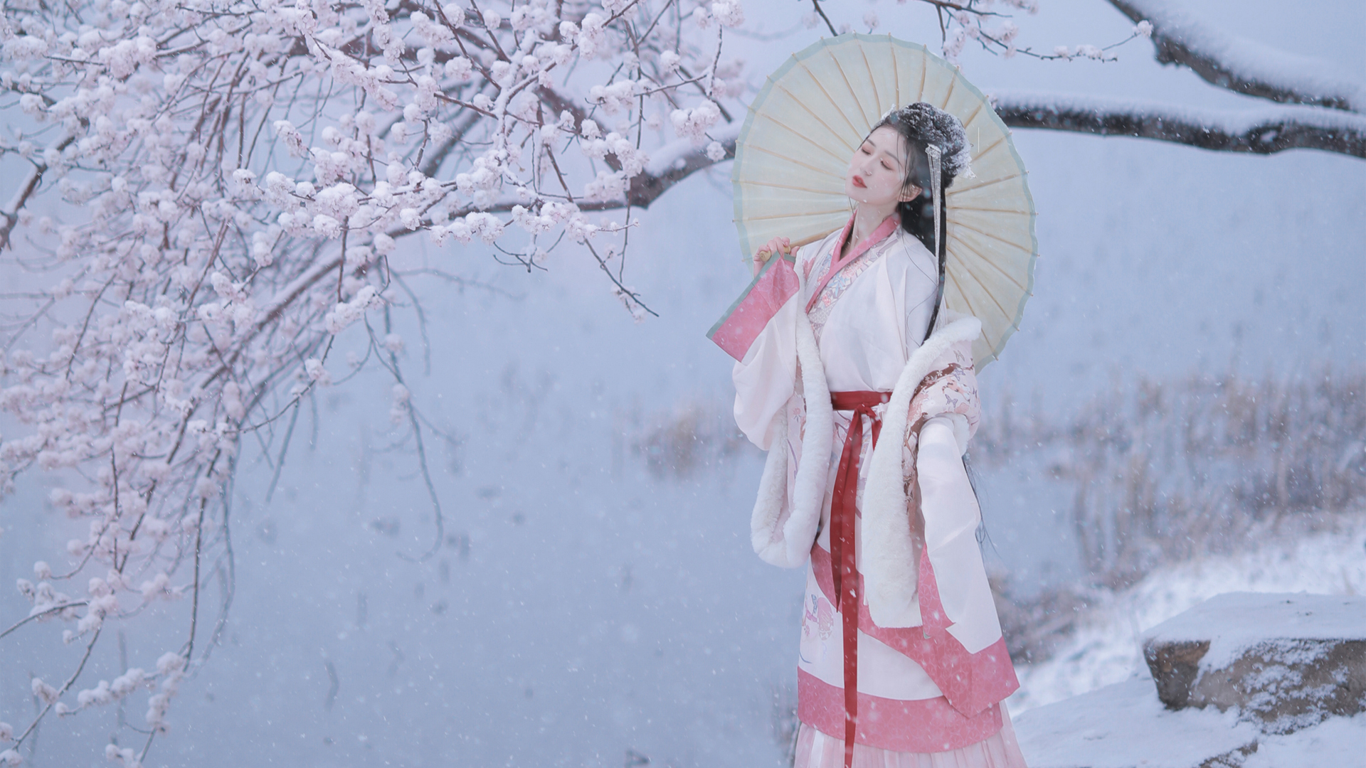 ['古风美女 梅花 冬天 下雪 古装 伞 唯美 意境 壁纸']