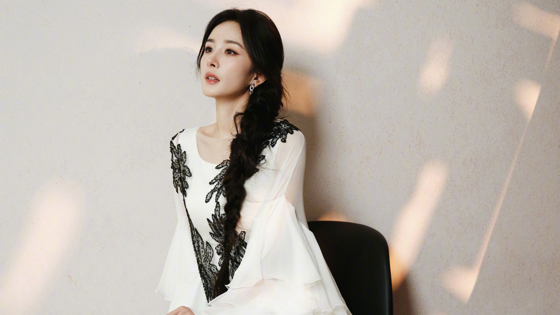 ['杨幂 白色裙子 写真女神 4K高清桌面壁纸']