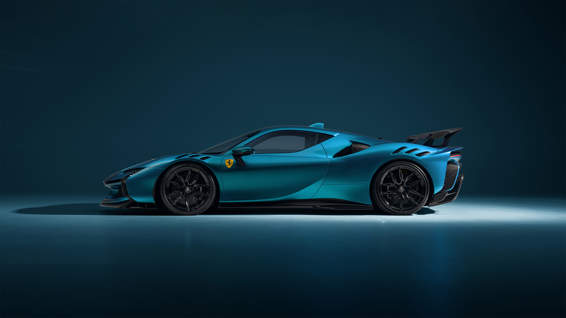 ['法拉利SF90 Stradale 蓝色跑车高清4K电脑壁纸下载']