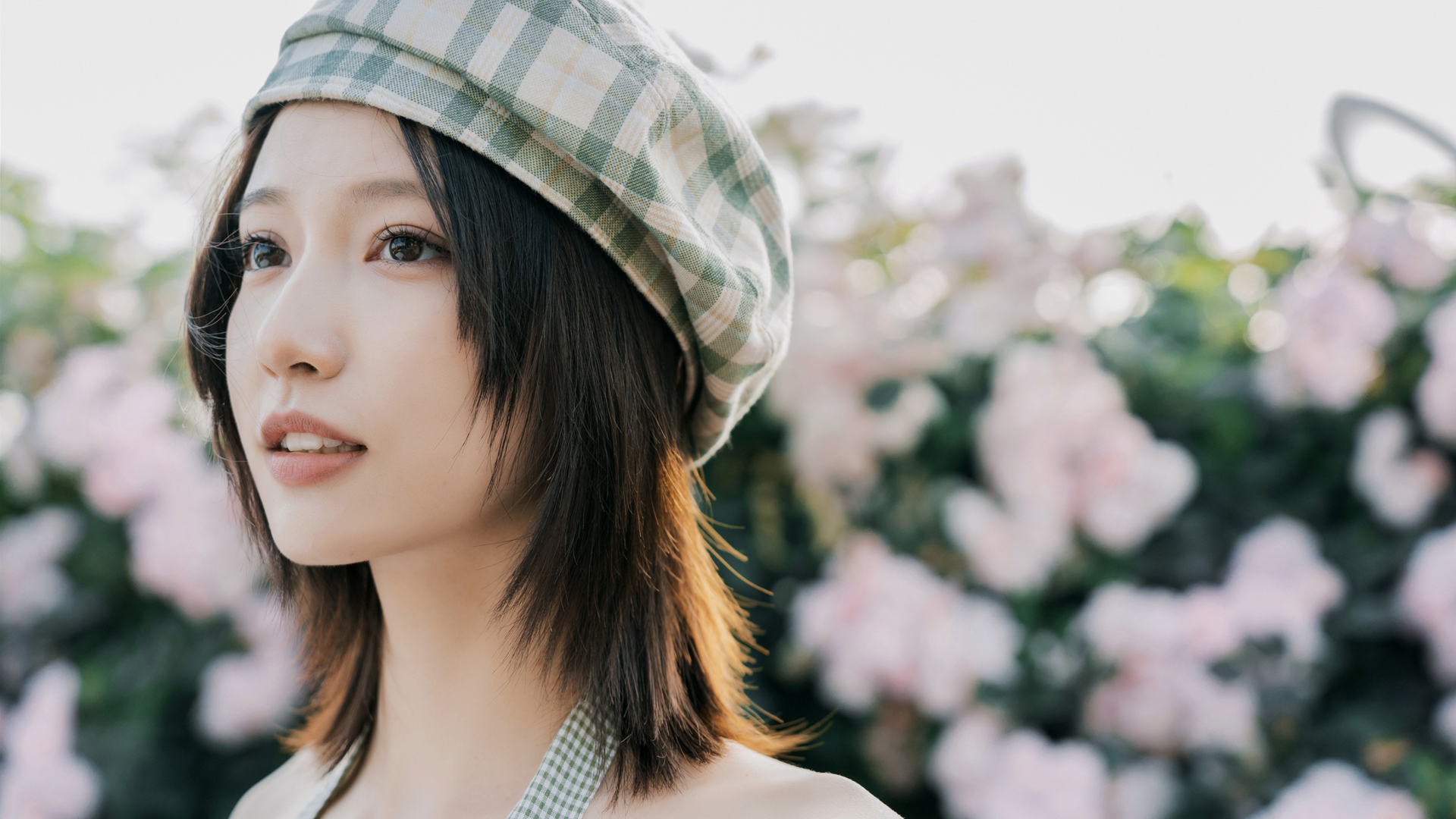['高清美女花海壁纸 背影写真 唯美风景']