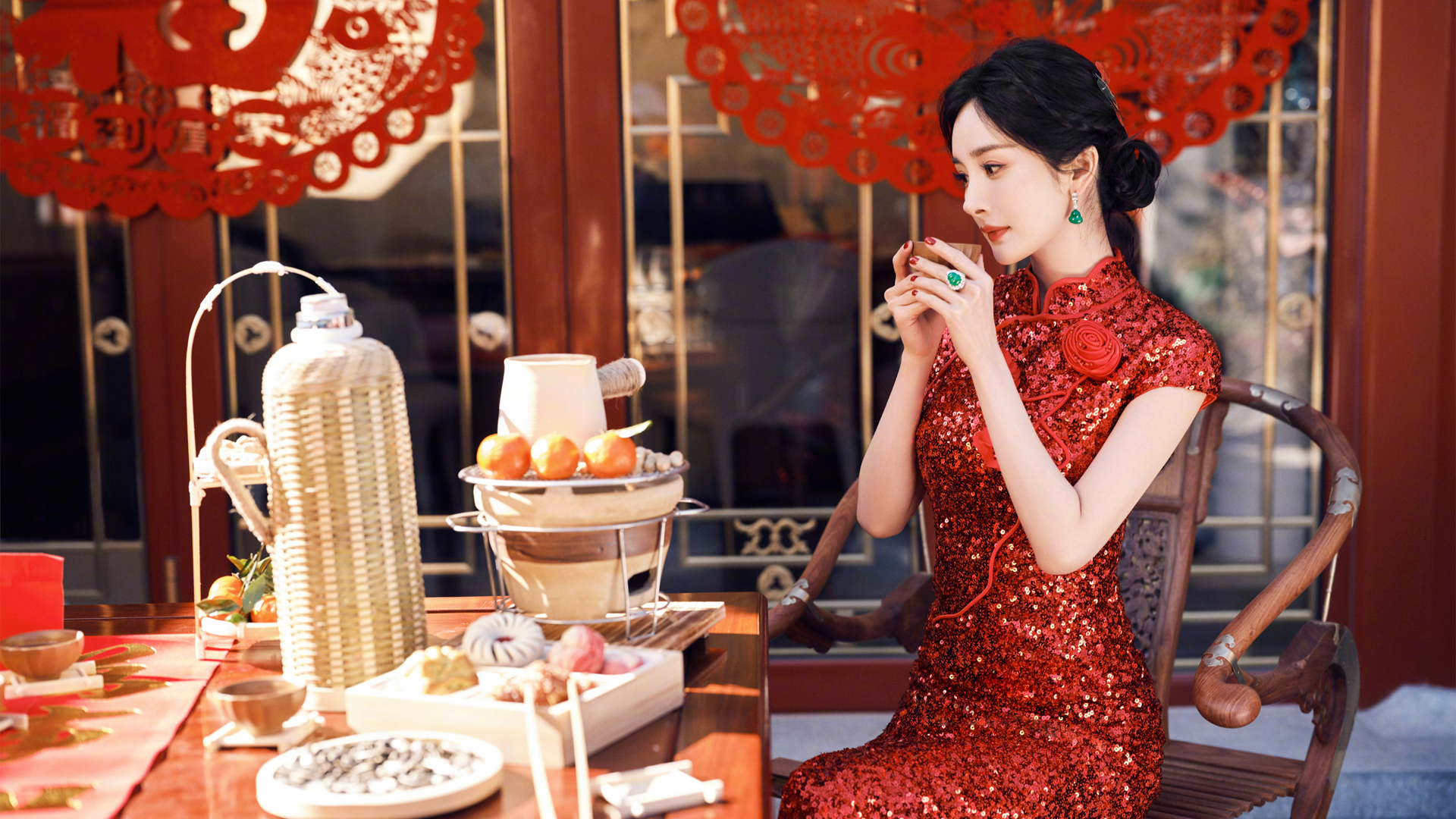 ['杨幂 新年 红色裙子 喜庆美女 优雅迷人 高清壁纸 贺岁大片']
