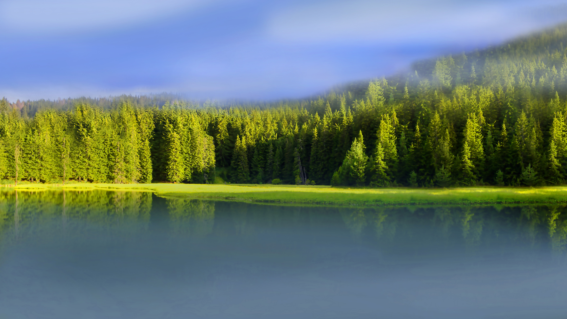 ['高清山水风景 雾气朦胧 湖水绿树 自然护眼电脑壁纸']