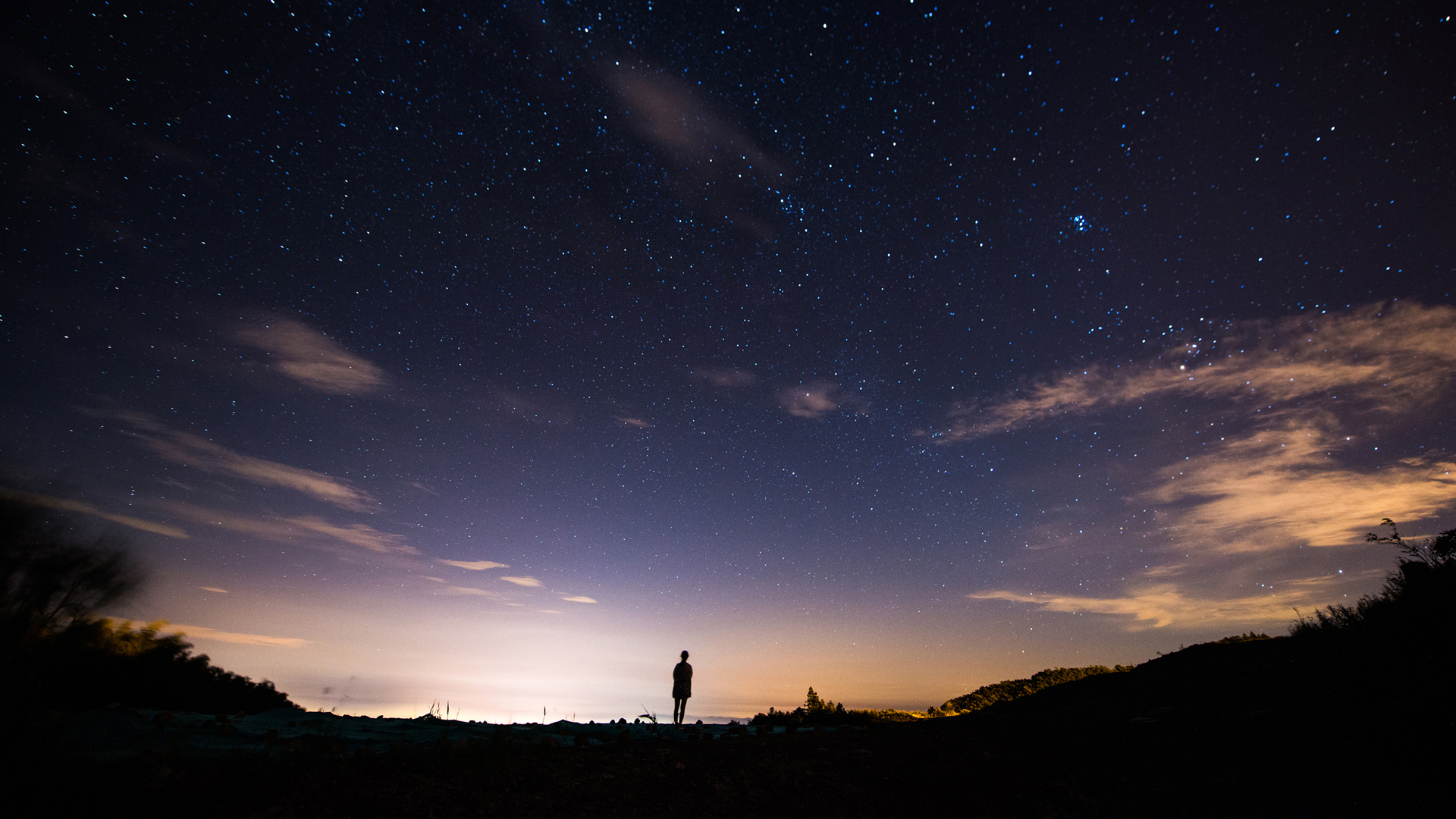 ['孤独星空风景壁纸 一个人仰望唯美星空高清壁纸']