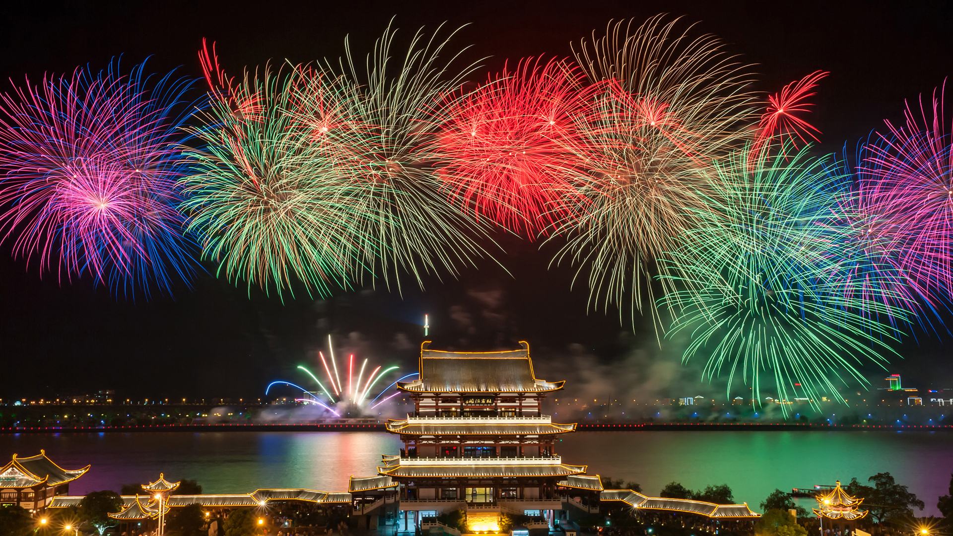 ['除夕夜烟花 新年烟花 高清壁纸 免费下载 全国各地烟花秀 桌面背景']