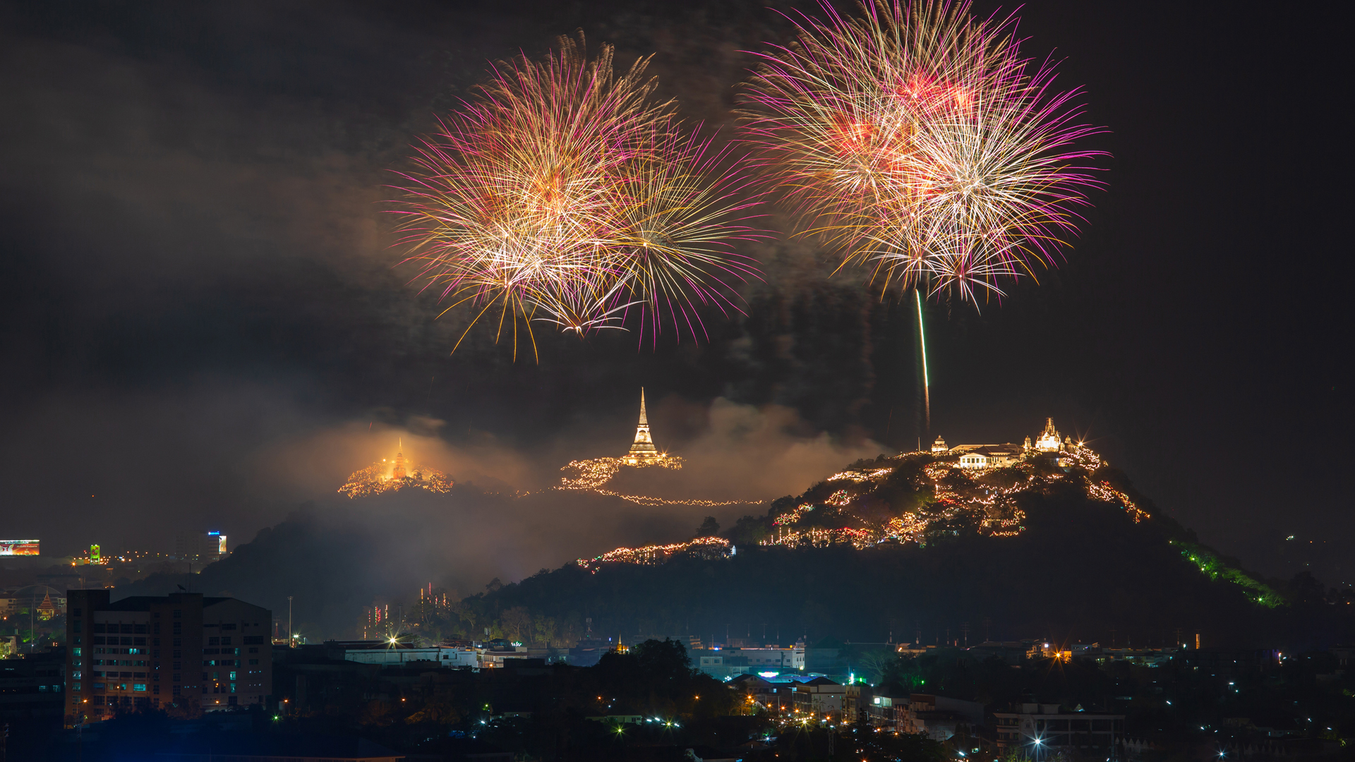 ['2025新年烟花壁纸 高清电脑桌面背景 喜庆红色设计素材']