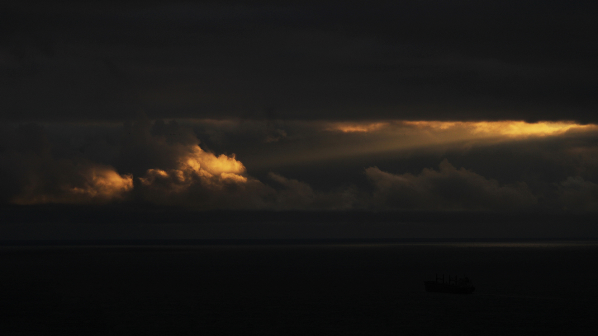 ['黑暗 云 光 天空 风景壁纸4K']