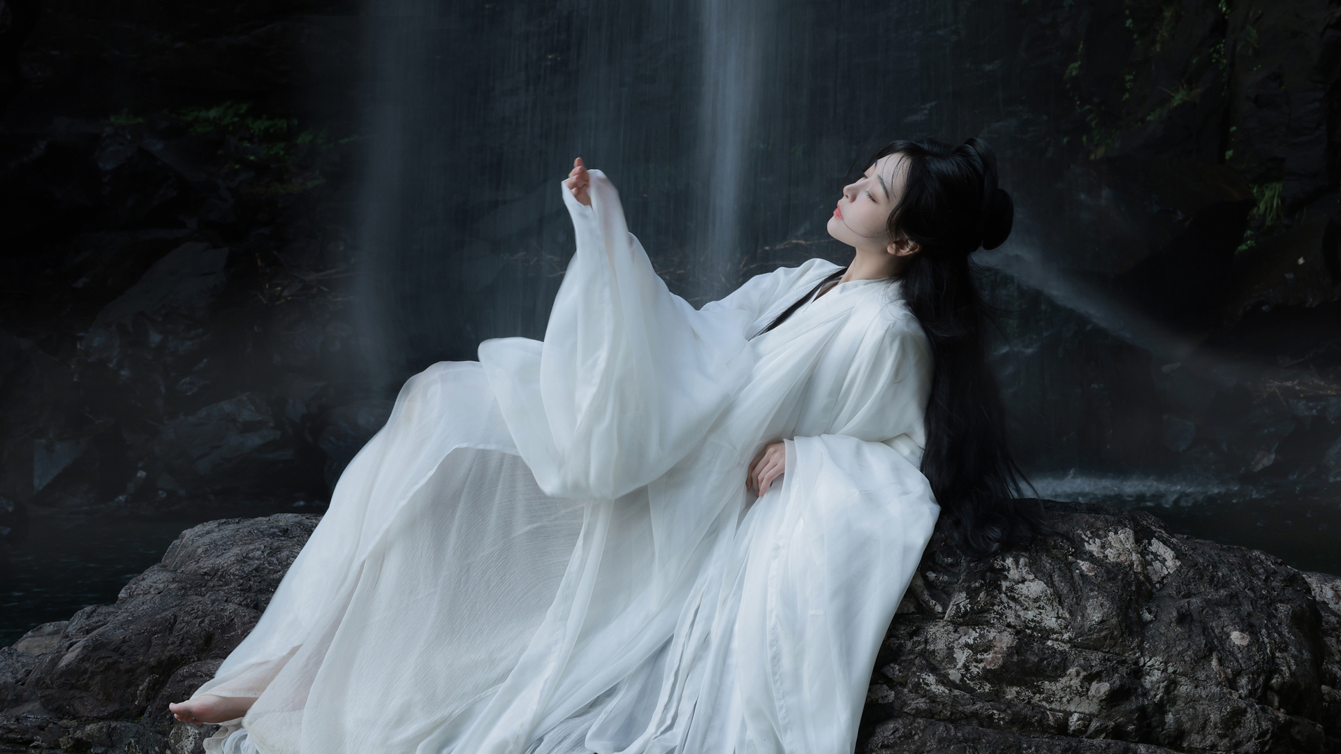 ['古风美女 小溪瀑布 唯美4K壁纸']