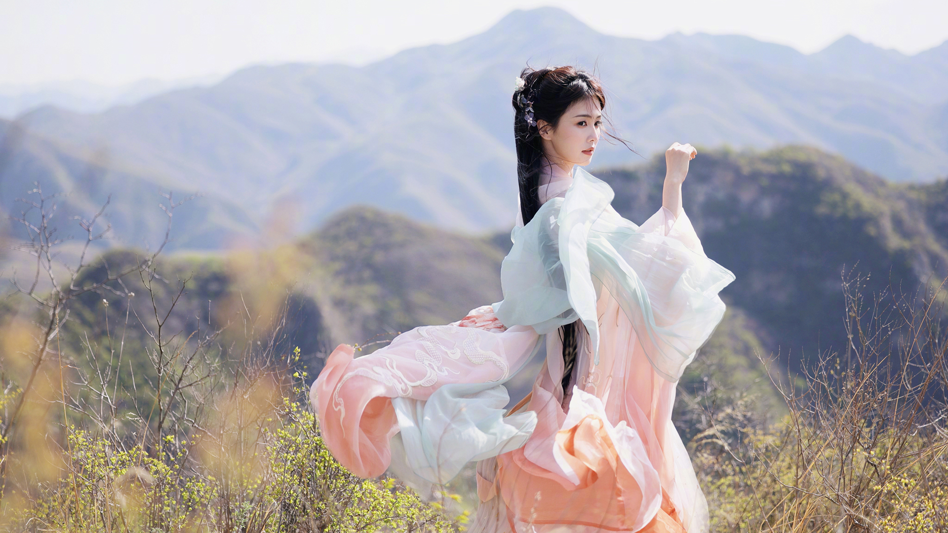 ['白鹿 古风美女 大山 4K高清桌面壁纸背景']