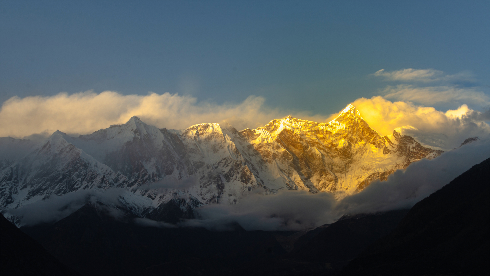 ['日落金山 雪山日出 日照金山高清风景壁纸']