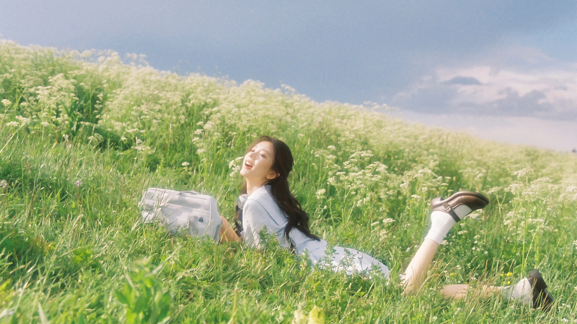 ['美女 草地 鲜花 天空 桌面壁纸']