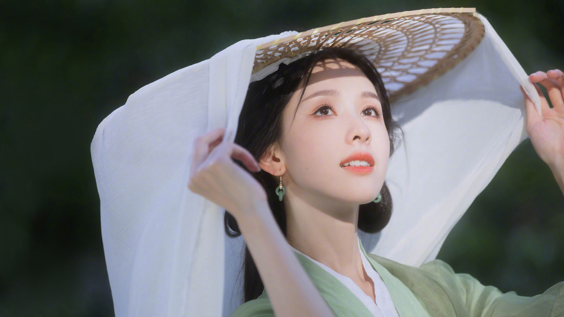 ['陈都灵 古风 唯美 仙气 高清写真壁纸 山林仙子造型 唐装盘发写真']
