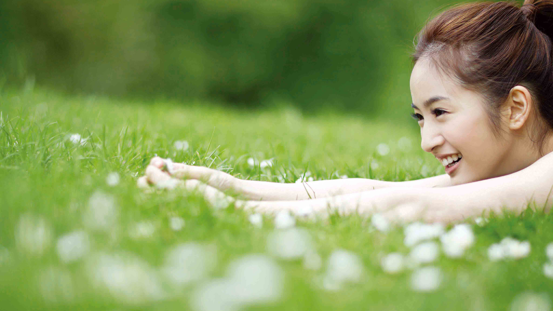 ['林依晨 森女系写真 甜美美女壁纸 绿草地阳光萌妹子']