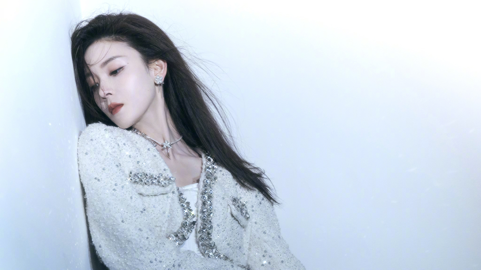 ['陈瑶侧颜长发高清美女壁纸']