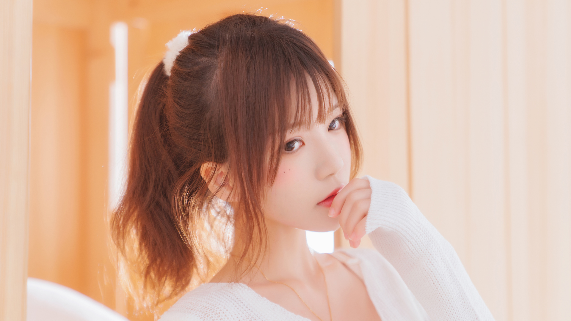 ['白色毛衣 马尾辫 可爱美女 4K壁纸 高清下载']