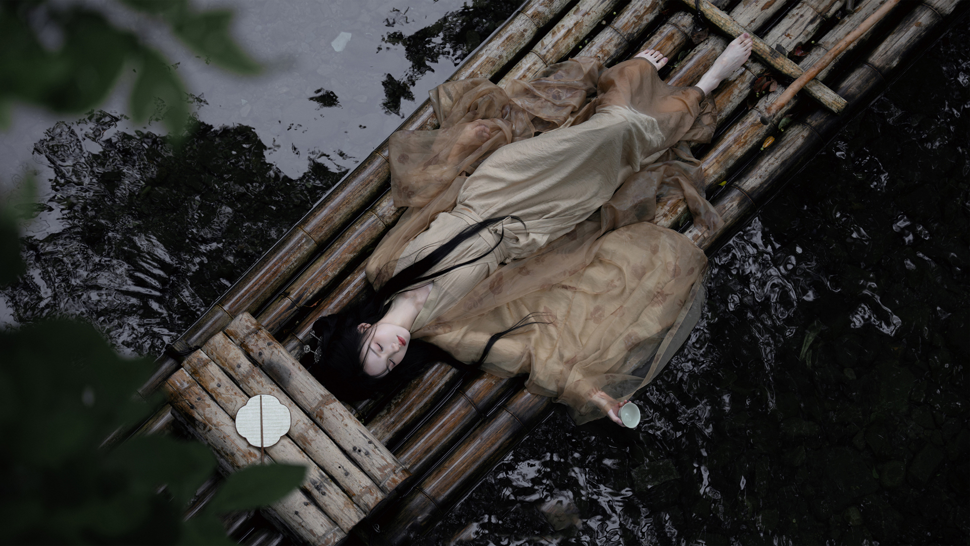 ['古风竹排意境美女高清壁纸']