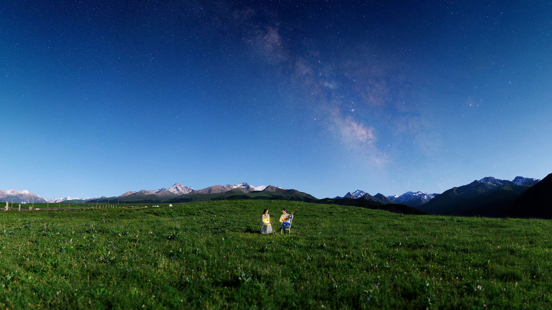 ['情侣 星空 草地 山 高清桌面壁纸图片']