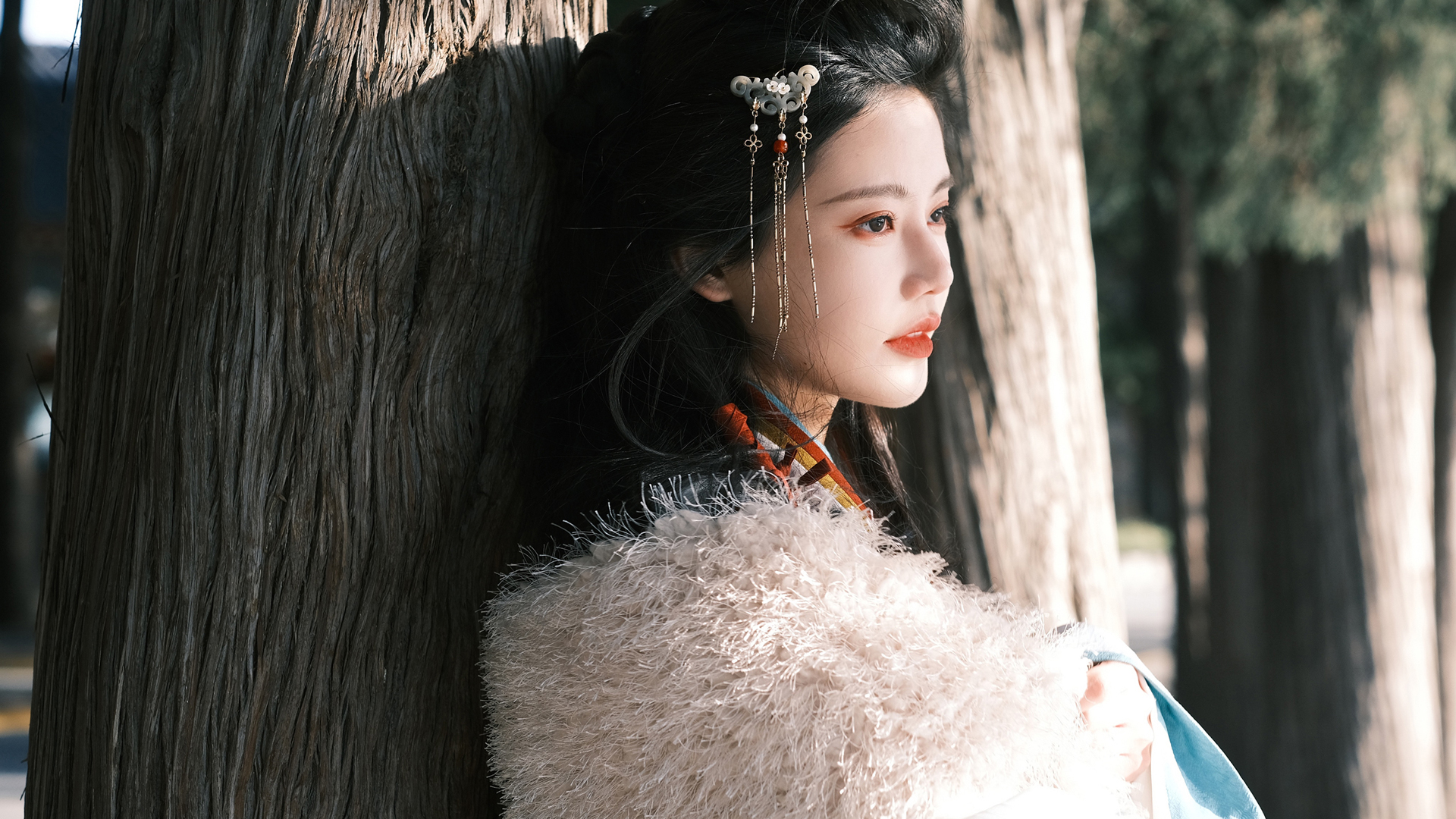 ['美女 旗袍 树林 森林 高清 4K 壁纸']