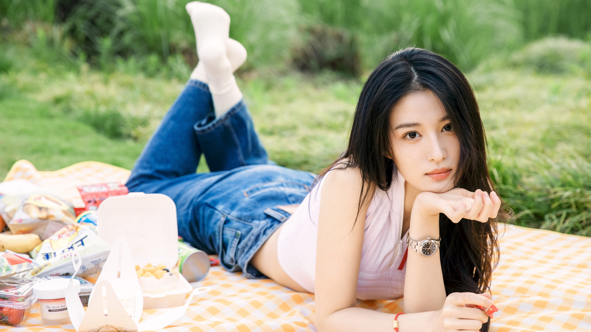['王楚然 户外野餐 牛仔裤 美女壁纸 高清']