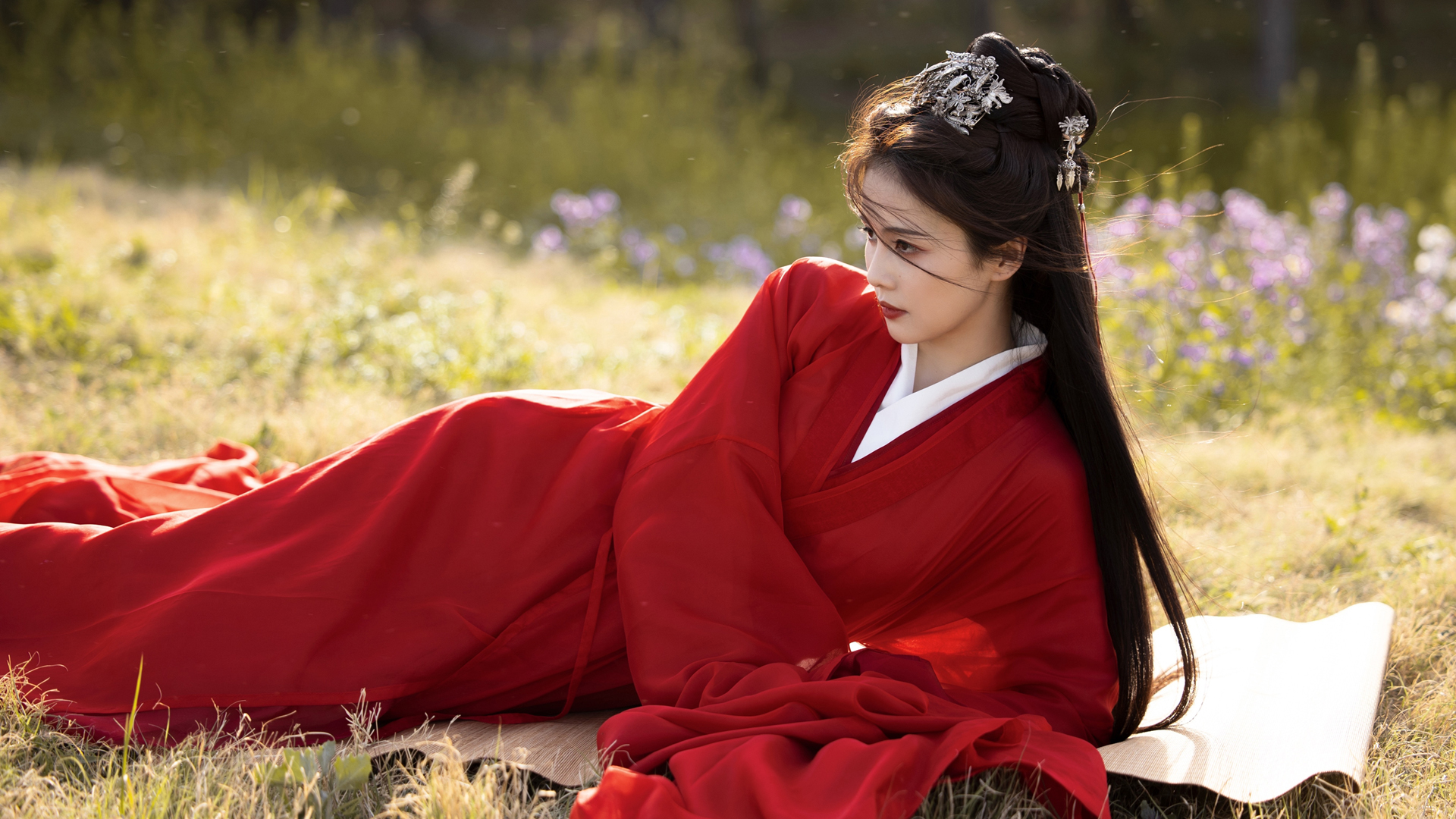 ['红色古风 美女白鹿 户外侧躺 4K高清壁纸']