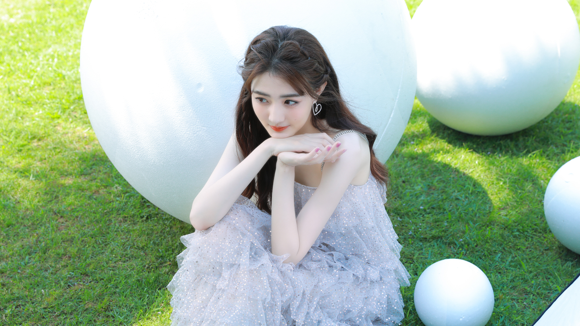 ['徐璐 清新脱俗 绿色草地 户外写真 4K高清美女壁纸']