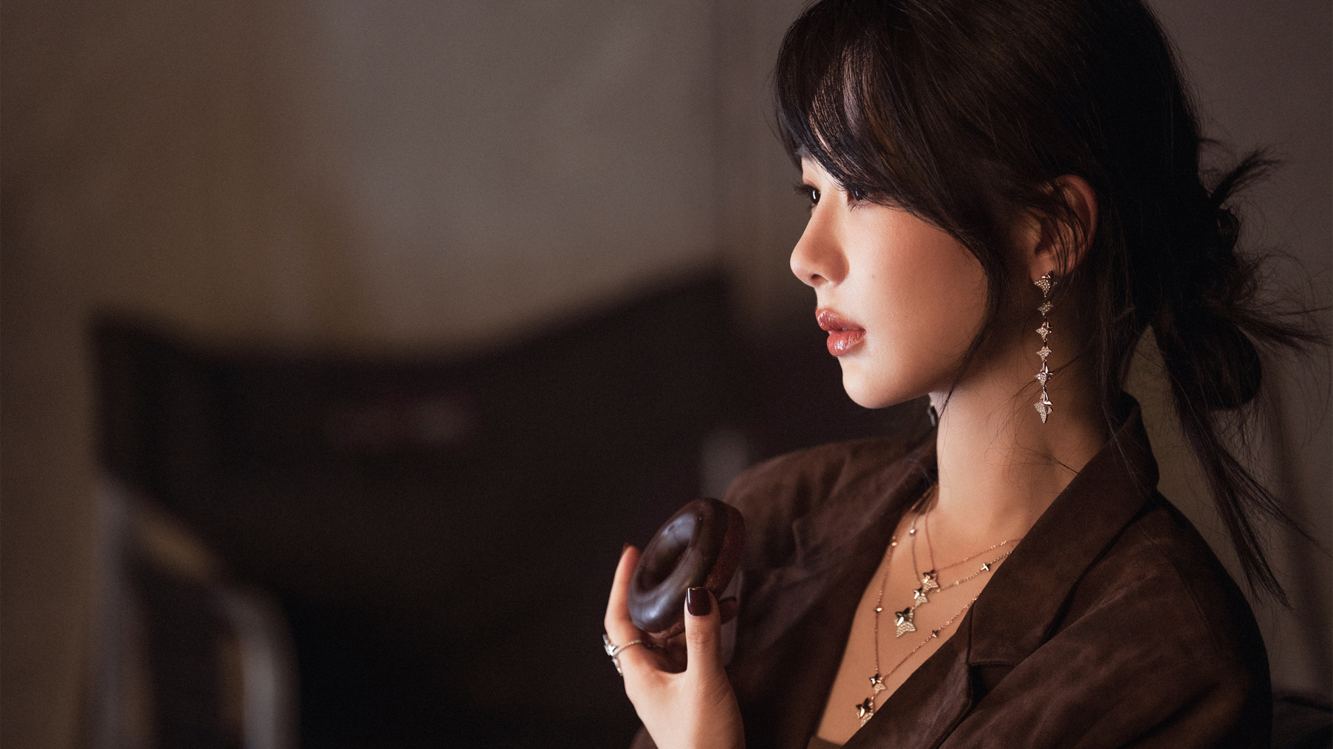['杨紫 侧颜高清壁纸 4K唯美桌面写真']