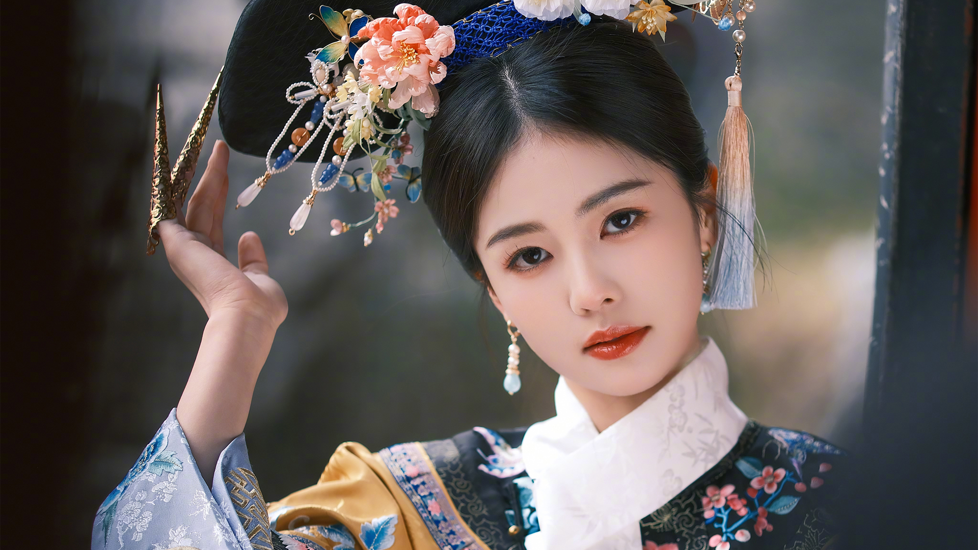 ['白鹿 唐宫红衣 宫装美女 高清壁纸']