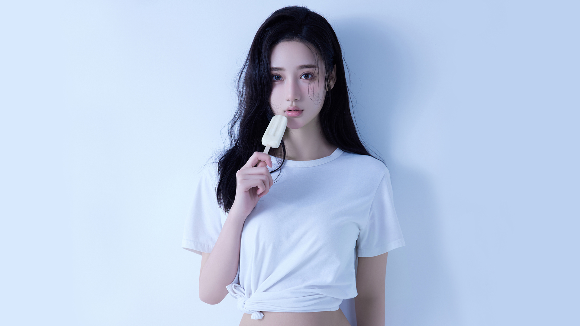 ['高清美女长发白色衣服雪糕壁纸']